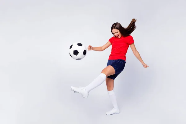 Çılgın bayan kaleci futbol takımının tam vücut profil fotoğrafı 2020 lig futbolu tekme topu sıkı dene futbol üniforması şortu çorapları ıssız beyaz arka plan. — Stok fotoğraf