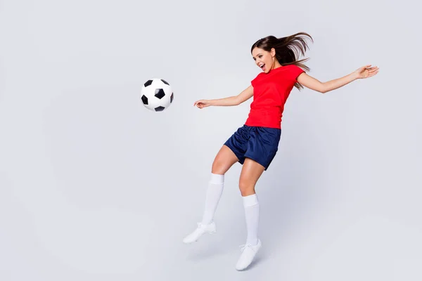 Profilo full size foto di pazzo aria volare gioia signora giocatore squadra di calcio 2020 campionato finale gioco calcio palla salto correre indossare uniforme calcio t-shirt pantaloncini tacchetti calze isolato colore bianco sfondo — Foto Stock