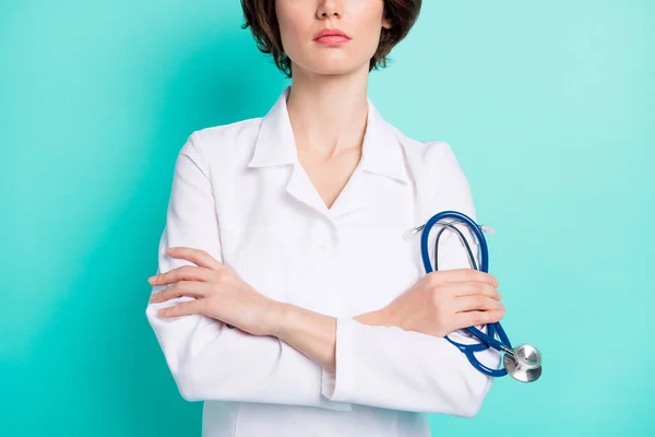 Przycięte zdjęcie młodej kobiety składane ręce trzymać stetoskop lekarz nosić mundur izolowane na tle ciemnego koloru — Zdjęcie stockowe