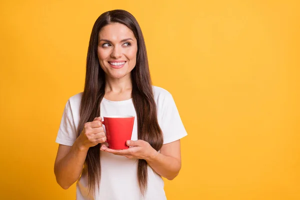 Potret wanita ceria menarik minum latte melihat ke samping salinan ruang terisolasi di atas warna kuning cerah latar belakang — Stok Foto