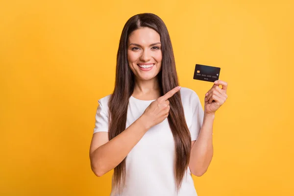 Фотопортрет красивой латинской женщины, совершающей покупки с указательным пальцем кредитная банковская карта изолированы на ярком желтом фоне цвета — стоковое фото