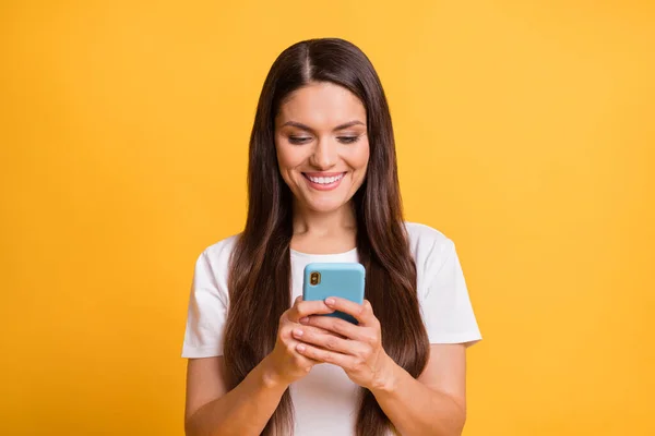 밝은 노란색 배경에 고립된 sms 를 보내는 소셜 미디어 정보를 읽고 있는 여성 블로거의 사진 — 스톡 사진