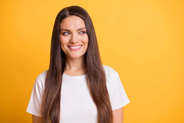 Foto portret van sluwe vrouw glimlachend op zoek lege ruimte in witte outfit ruimte geïsoleerd op felgele kleur achtergrond — Stockfoto