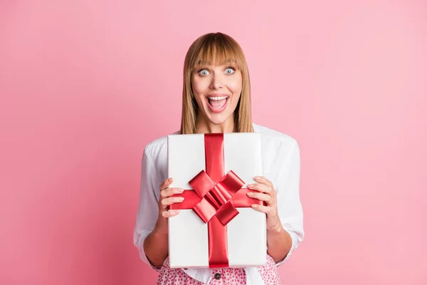 Foto wanita muda yang gembira Senyum positif mendapatkan hadiah Hadiah hadiah Hadiah liburan kotak Terisolasi dengan latar belakang warna pastel — Stok Foto
