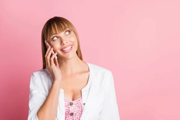 Foto retrato feminino estudante falando no celular olhando espaço em branco curioso isolado no fundo cor-de-rosa pastel — Fotografia de Stock