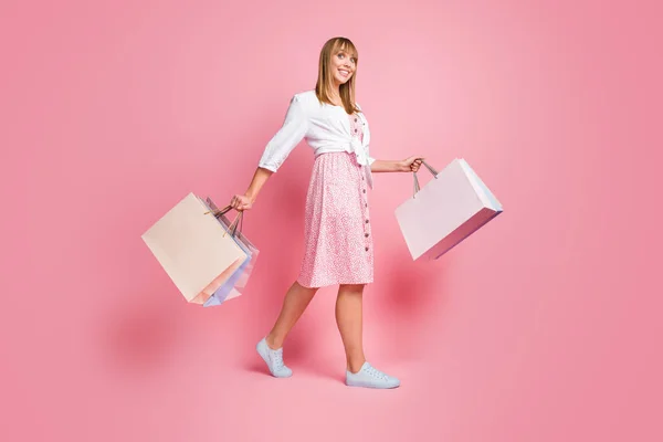 Pleine longueur taille du corps photo de la femme s'avançant à la boutique rabais vente shopaholic isolé sur fond de couleur rose pastel — Photo