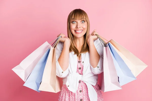 Foto von jungen fröhlichen Mädchen glücklich positives Lächeln halten Taschen einkaufen Verkauf isoliert über Pastellfarbe Hintergrund — Stockfoto