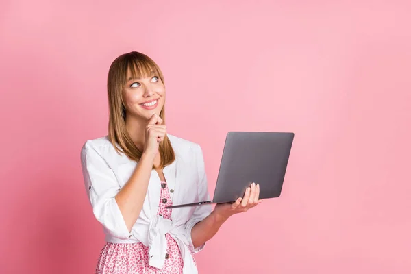 Foto retrato programador feminino sonhando olhando copyspace tocando queixo sorrindo isolado no fundo cor-de-rosa pastel — Fotografia de Stock