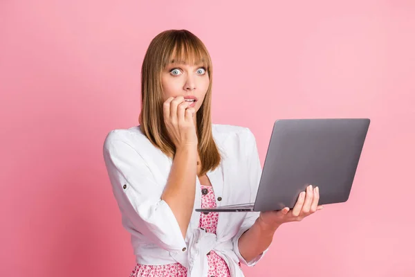 Foto portrét žena stresu programátor s notebookem udělal chybu nervózní číst falešné zprávy izolované na pastelové růžové pozadí — Stock fotografie