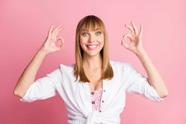 Foto de menina alegre levantar dois braços mostrar okey sinal desgaste blusa branca isolado cor rosa fundo — Fotografia de Stock