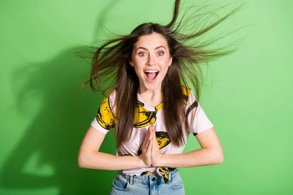 Foto de feliz positivo animado jovem mulher palmas mãos voar cabelo isolado no fundo cor brilho verde — Fotografia de Stock