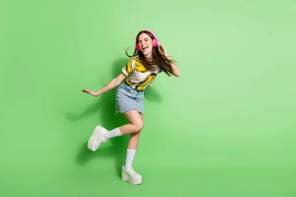 Pozitif genç kadın dansının tam boy fotoğrafı yeşil arka planda izole edilmiş boş uzay funki gibi görünüyor. — Stok fotoğraf