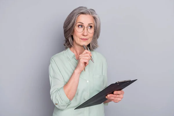 Ritratto di attraente donna dai capelli grigi creazione di scrittura to-do list isolato su sfondo di colore grigio pastello — Foto Stock