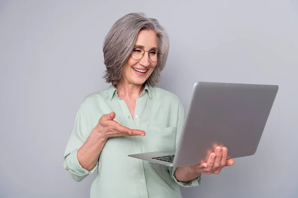 Portrait of attractive trendy cheerful gray-haired woman using laptop surfng web laughing isolated over grey pastel color background — Stock Photo, Image