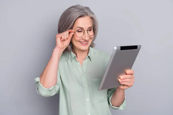 Photo de heureux sourire belle charmante femme d'affaires mature promoteur travail en tablette isolé sur fond de couleur grise — Photo