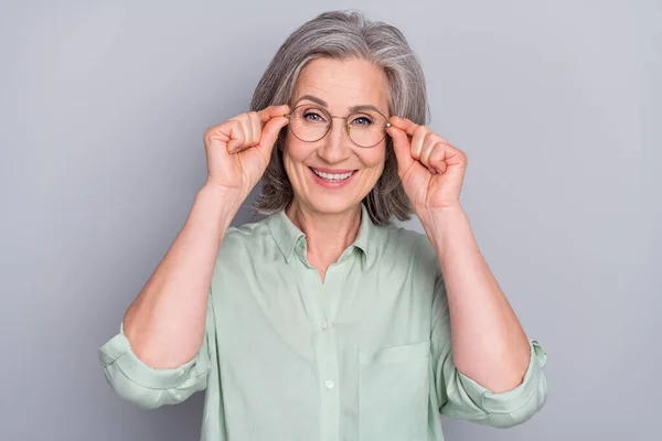 Foto de madura feliz alegre sonriente inteligente hermosa mujer de negocios en gafas aisladas sobre fondo de color gris —  Fotos de Stock