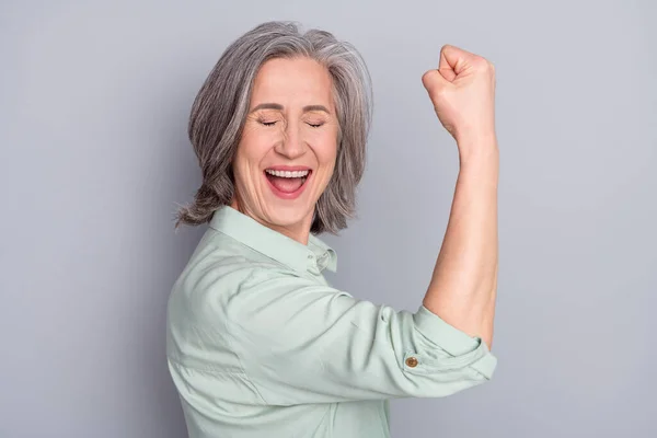 Portrait d'attrayant gai satisfait femme aux cheveux gris s'amuser isolé sur fond de couleur pastel gris — Photo