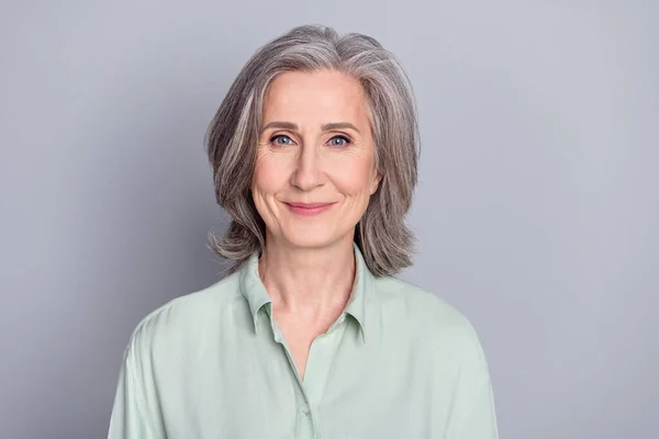 Foto di maturo positivo sorridente bella segretaria donna d'affari indossare camicia verde isolato su sfondo di colore grigio — Foto Stock