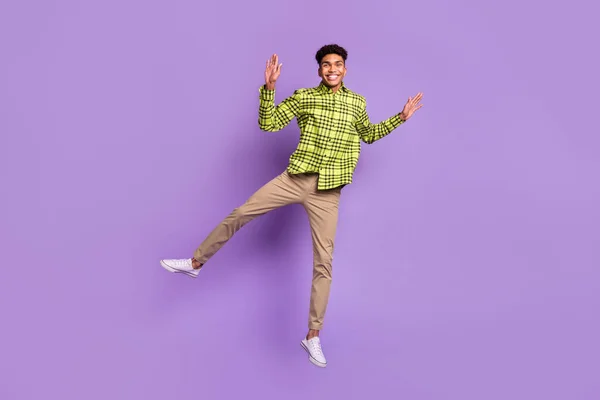 Comprimento total do corpo tamanho vista de agradável despreocupado alegre cara pulando se divertindo bom humor isolado em violeta cor roxa fundo — Fotografia de Stock