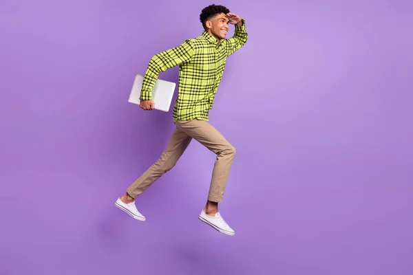 Tamanho do corpo de comprimento total de jovens pulando em alta execução em reunião com o computador olhando muito isolado em fundo de cor violeta pastel — Fotografia de Stock
