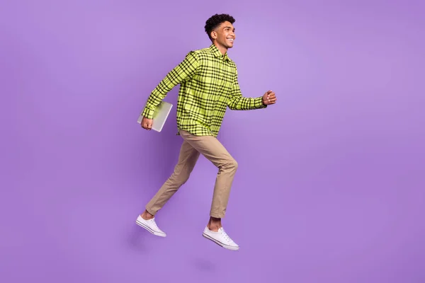 Tamanho do corpo de comprimento total de jovens saltando em alta execução em reunião com laptop isolado no fundo de cor púrpura pastel — Fotografia de Stock
