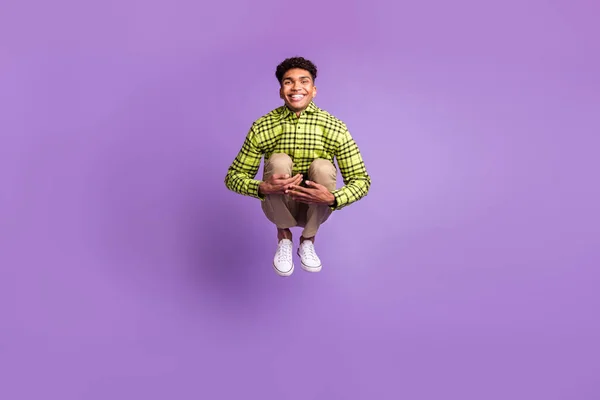 Longitud completa vista del tamaño del cuerpo de buen chico alegre saltando divertirse engañando buen humor aislado sobre violeta color púrpura fondo — Foto de Stock