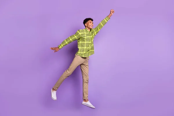 全长体形吸引人的快乐男人跳跃挣扎着有乐趣孤立在紫色背景之上 — 图库照片