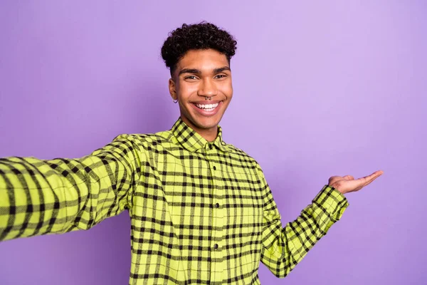 Autorretrato de atractivo chico morena alegre mostrando espacio de copia signo de bienvenida aislado sobre violeta color púrpura fondo — Foto de Stock