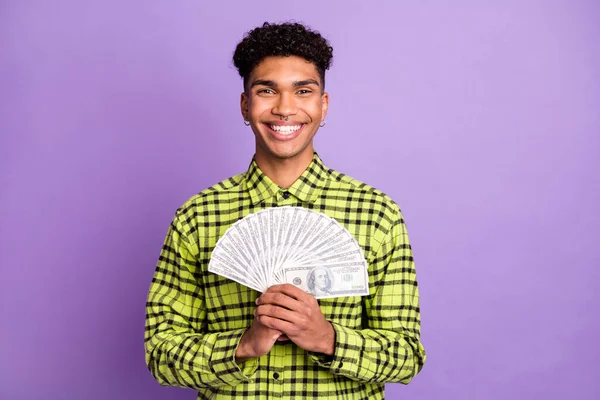 Portret van aantrekkelijke vrolijke man in handen bos ons 100 honderd geld geïsoleerd over violet paarse kleur achtergrond — Stockfoto