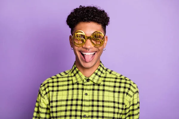 Foto de hombre de piel oscura feliz funky sobresalen lengua usar gafas de dinero aislados en el fondo de color violeta — Foto de Stock