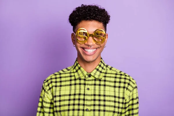 Porträtt av attraktiv rolig glad brunett kille bär dollar tecken specifikationer isolerad över violett lila färg bakgrund — Stockfoto