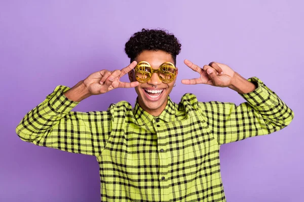 Foto ritratto di ragazzo che indossa occhiali d'oro con segno del dollaro che mostra v-segno isolato su sfondo di colore viola pastello — Foto Stock