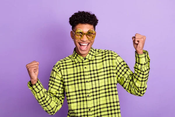 Foto ritratto di ragazzo funky indossare occhiali d'oro con segno di dollaro gesticolando come vincitore isolato su sfondo di colore viola pastello — Foto Stock