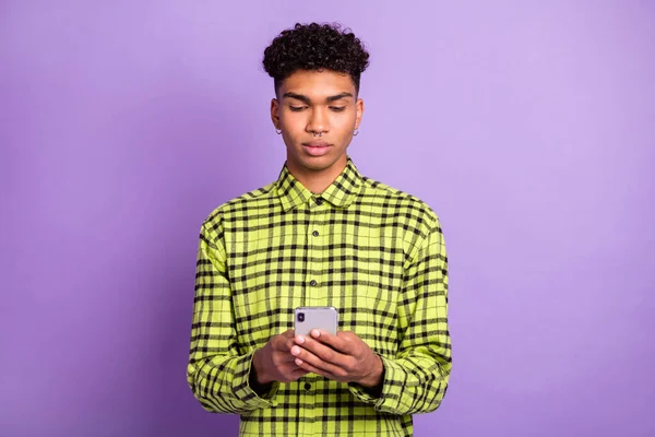 Ritratto di attraente concentrato ragazzo serio tenendo in mano utilizzando gadget navigazione web wi-fi isolato su sfondo viola colore viola — Foto Stock