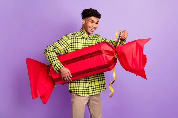 Foto retrato de chico alegre desembalaje gran regalo dulce postre sonriente adivinar lo que en el interior aislado sobre fondo de color púrpura pastel —  Fotos de Stock