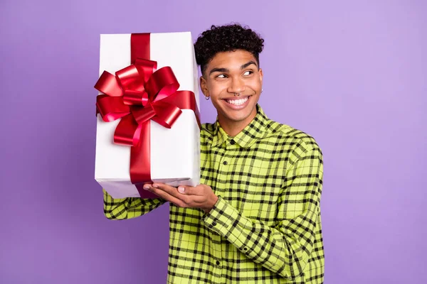 Foto von glücklichen dunklen Haut mam halten schütteln Geschenkbox suchen leeren Raum Traum isoliert auf lila Farbe Hintergrund — Stockfoto