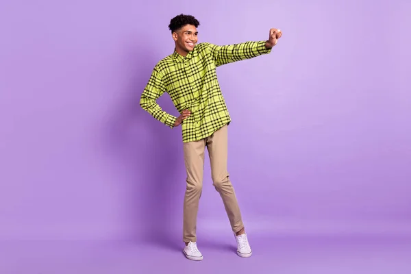 Longitud completa cuerpo tamaño vista de atractivo alegre chico bailando engañando divertirse aislado sobre violeta color púrpura fondo — Foto de Stock