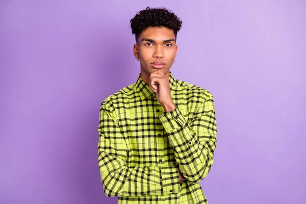 Retrato de chico enfocado atractivo desgaste camisa comprobada toma de decisión aislado sobre violeta color púrpura fondo —  Fotos de Stock