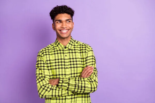 Retrato de atraente alegre ondulado cara desgaste verificado camisa dobrada braços cópia espaço isolado sobre violeta cor roxa fundo — Fotografia de Stock