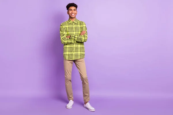 Tamanho do corpo de comprimento total vista de cara alegre atraente vestindo check-shirt braços dobrados isolados sobre violeta cor roxa fundo — Fotografia de Stock