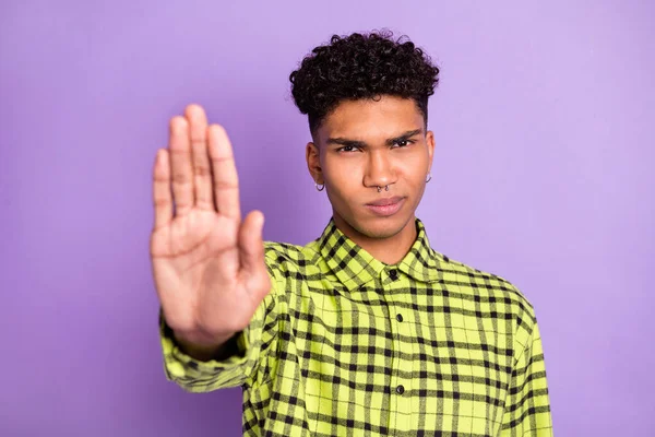 Retrato de chico guapo estricto mostrando señal de parada de la palma ignorar aislado sobre violeta color púrpura fondo —  Fotos de Stock