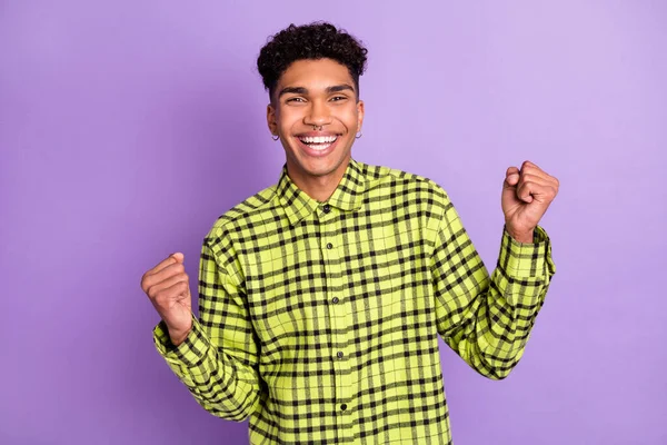 Retrato de chico alegre atractivo desgaste camisa comprobada regocijo buena suerte aislado sobre violeta color púrpura fondo —  Fotos de Stock