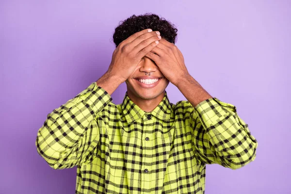 Portrait of attractive cheerful guy closing eyes guess who isolated over violet purple color background — Stock Photo, Image