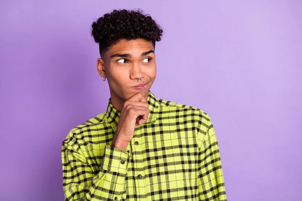Ritratto di attraente ragazzo sospetto indossare camicia a quadri pensando spazio copia isolato su luminoso viola viola colore sfondo — Foto Stock