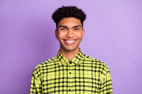 Retrato de atraente alegre morena cara desgaste verificado camisa isolada sobre brilhante violeta cor roxa fundo — Fotografia de Stock