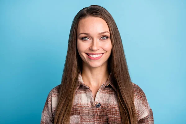 Retrato de joven feliz positivo sonriente alegre encantadora chica con pelo largo desgaste camisa a rayas aislado sobre fondo de color azul — Foto de Stock