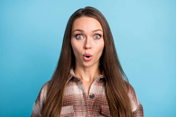 Portrét mladé šokované ohromený překvapený bezvýrazný žena s dlouhými hnědými vlasy izolované na modrém pozadí — Stock fotografie