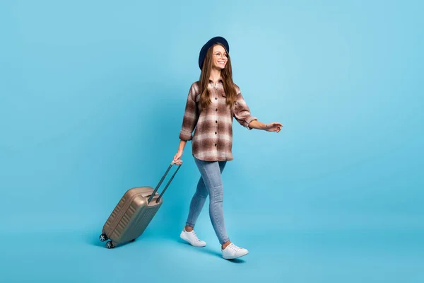 Foto lateral de perfil de tamanho completo de olhar jovem menina sorridente copyspace ir com bagagem férias de verão isolado no fundo de cor azul — Fotografia de Stock