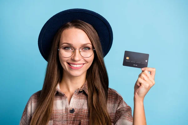 Porträtt av unga attraktiva vackra ganska leende glad gott humör flicka visar kreditkort isolerad på blå färg bakgrund — Stockfoto
