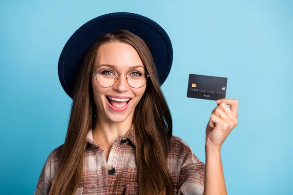 Portré fiatal boldog izgatott őrült mosolygós vidám jókedv lány bemutató hitelkártya elszigetelt kék színű háttér — Stock Fotó
